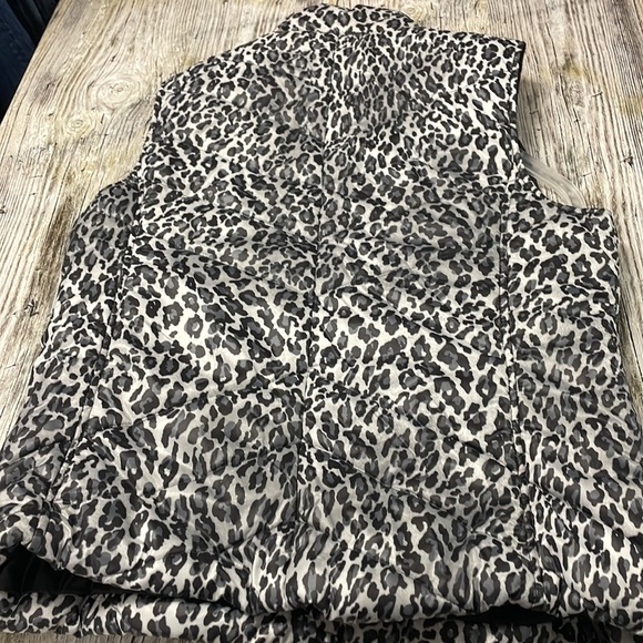 Jones New York Sport | Women’s Petite Gray Leopard Print Pattern Vest - Picture 5 of 5